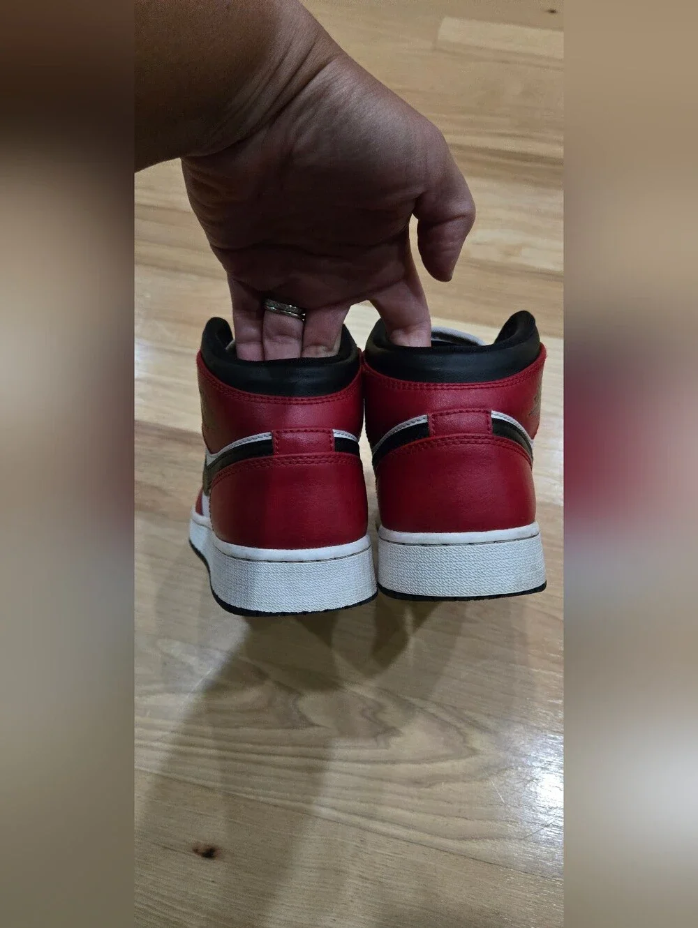 Jordan 1 Mid Chicago Black Toe High-Top Sneakers US 5.5